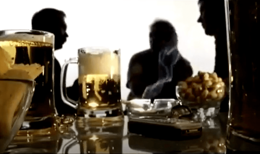 Alkoholfogyasztás egy férfi társaságban