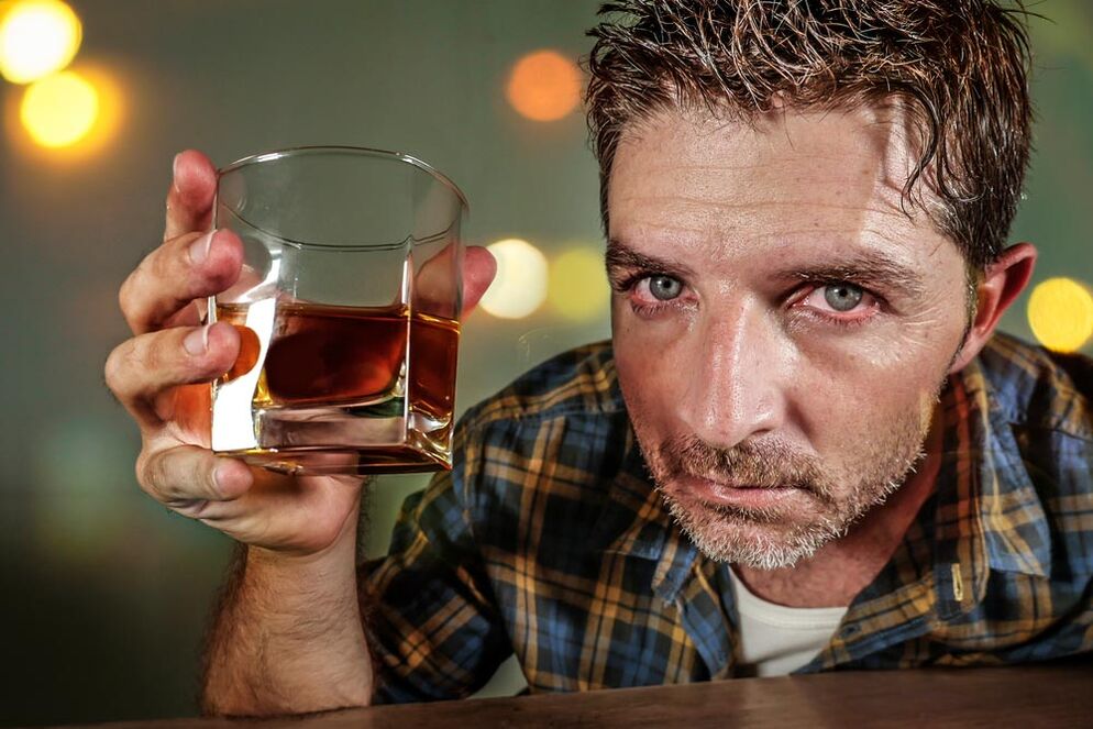 Egy férfi alkoholista fájdalmasnak tűnik